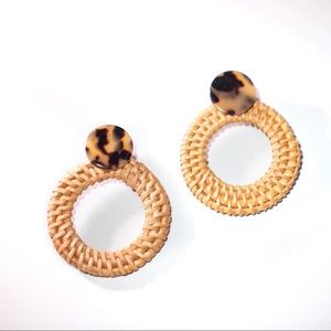 Straw round acrylic earrings spring summer NWT